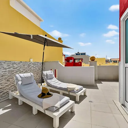 Spacious 3-bedroom With Panoramic Sea Views Appartamento