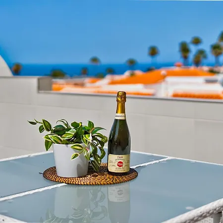 Spacious 3-bedroom With Panoramic Sea Views Appartamento